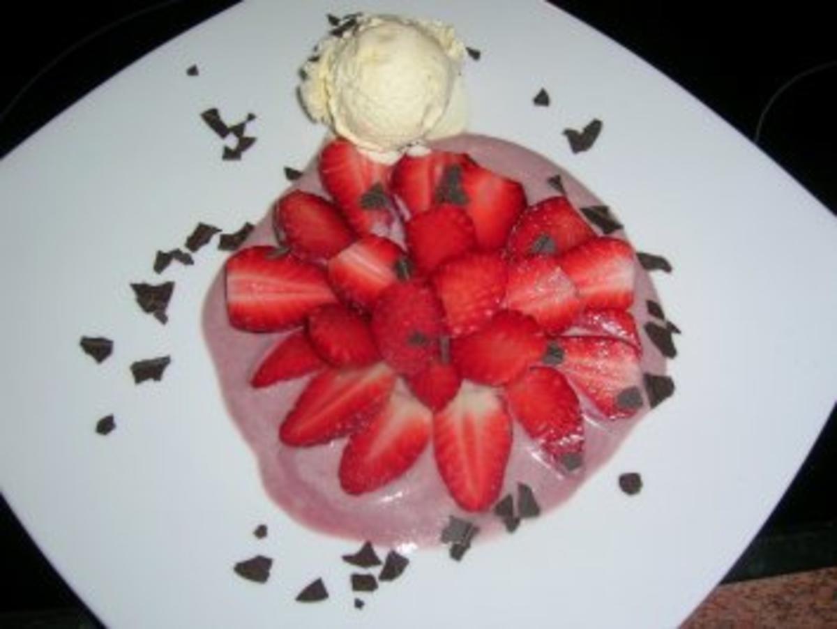 Erdbeer Rosette auf Rhabarberschaum - ein leckeres Dessert - - Rezept