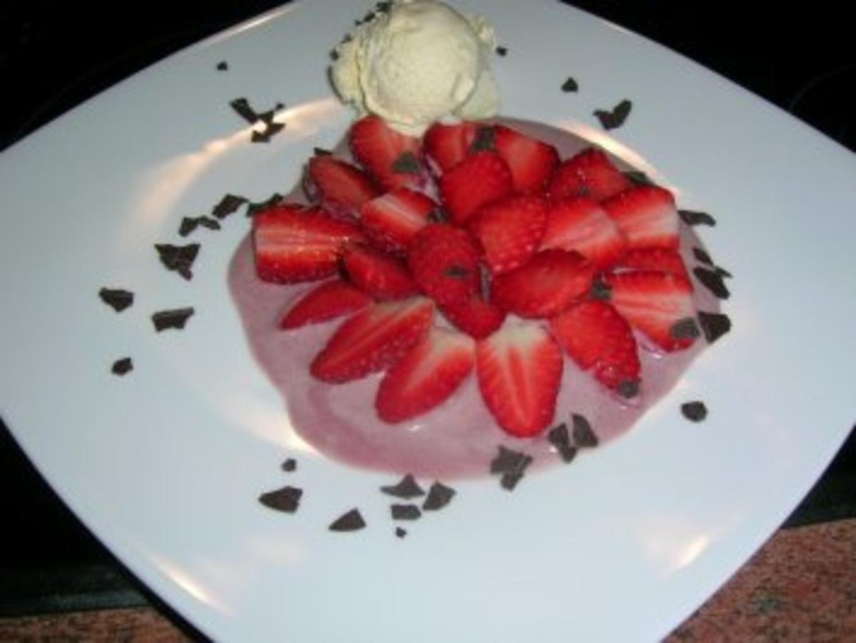 Erdbeer Rosette auf Rhabarberschaum - ein leckeres Dessert - - Rezept - Bild Nr. 2
