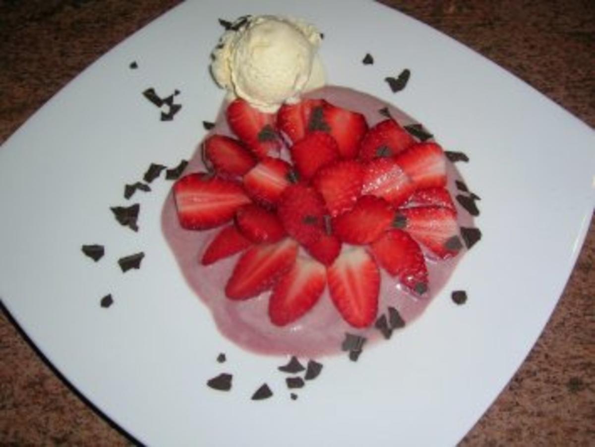 Erdbeer Rosette auf Rhabarberschaum - ein leckeres Dessert - - Rezept - Bild Nr. 3