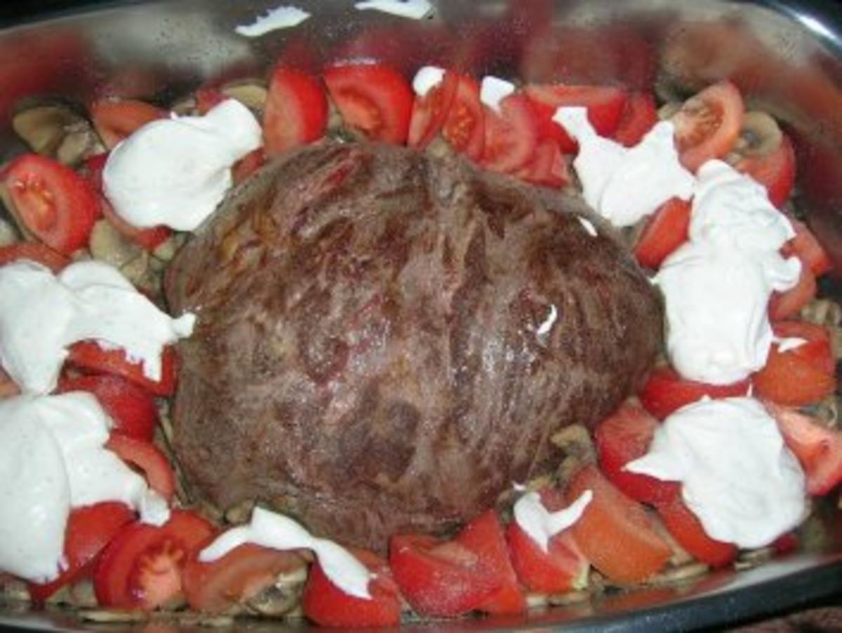Steakhüfte aus dem Ofen im Gemüsebett mit Buttergnocchis - Rezept