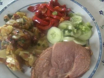 Bratkartoffeln mit  Paprikagemüse Gurkensalat  und - Rezept