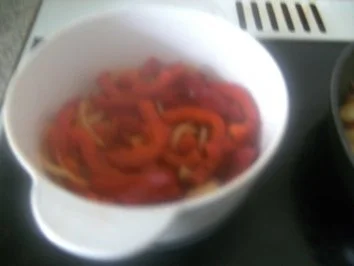 Bratkartoffeln mit  Paprikagemüse Gurkensalat  und - Rezept - Bild Nr. 9