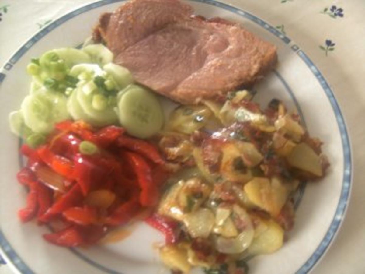 Bratkartoffeln mit Paprikagemüse Gurkensalat und - Rezept - kochbar.de