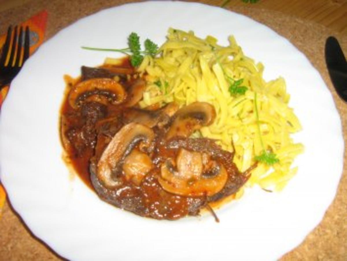 Sauerbraten mit Rotwein-Champignonsauce an Tagliatelle - Rezept ...