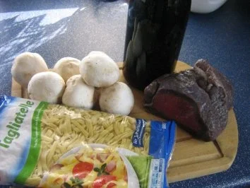 Sauerbraten mit Rotwein-Champignonsauce an Tagliatelle - Rezept - Bild Nr. 2