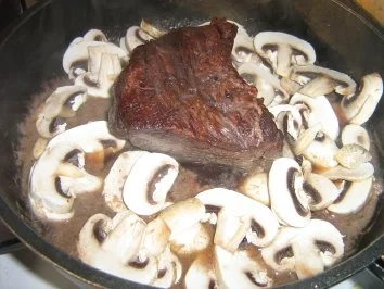 Sauerbraten mit Rotwein-Champignonsauce an Tagliatelle - Rezept - Bild Nr. 3