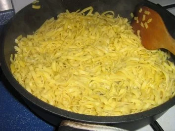 Sauerbraten mit Rotwein-Champignonsauce an Tagliatelle - Rezept - Bild Nr. 4