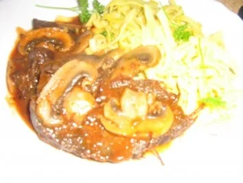 Sauerbraten mit Rotwein-Champignonsauce an Tagliatelle - Rezept - Bild Nr. 6