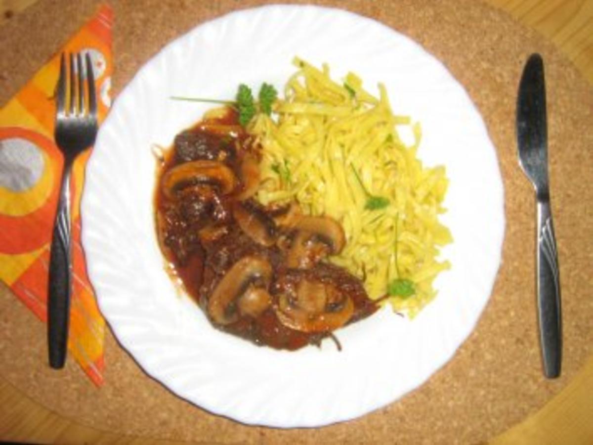 Sauerbraten mit Rotwein-Champignonsauce an Tagliatelle - Rezept ...