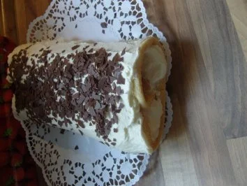 Biskuitrolle mit Vanillebuttercreme - Rezept