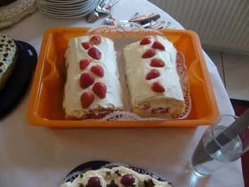 Biskuitrolle mit Vanillebuttercreme - Rezept - Bild Nr. 4