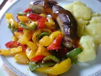 Rezept: Paprikagemüse zu Bratwurst und Salzkartoffeln Bild Nr. 2 Paprikagemüse zu Bratwurst und Salzkartoffeln - Rezept - Bild Nr. 2