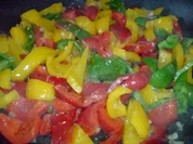 Paprikagemüse zu Bratwurst und Salzkartoffeln - Rezept