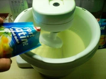 Rezept: Weiße Schokoladen-Eierlikör-Sahnetorte Bild Nr. 5 Weiße Schokoladen-Eierlikör-Sahnetorte - Rezept - Bild Nr. 5