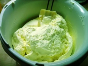 Rezept: Weiße Schokoladen-Eierlikör-Sahnetorte Bild Nr. 6 Weiße Schokoladen-Eierlikör-Sahnetorte - Rezept - Bild Nr. 6