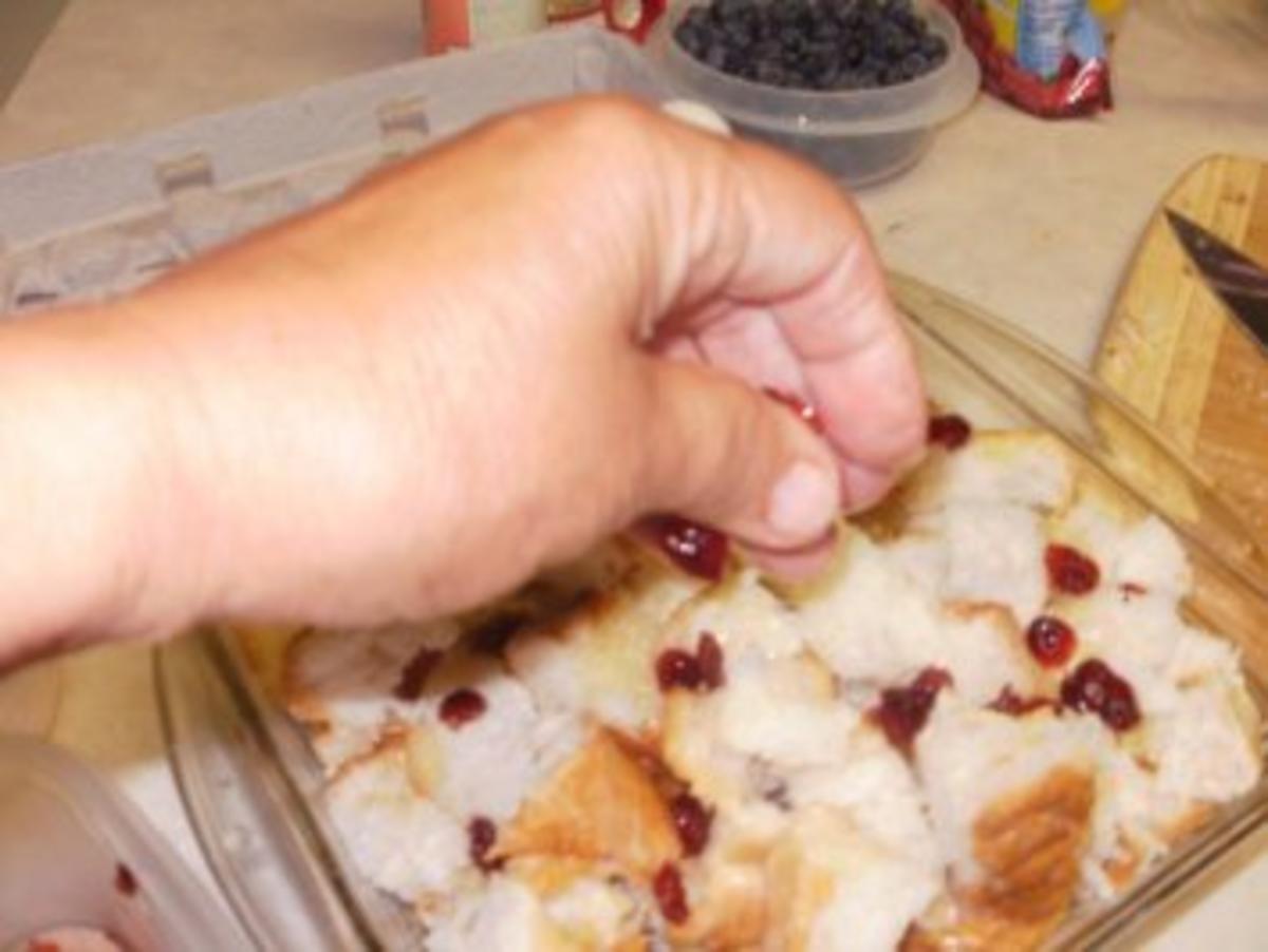 Obst- Heidelbeer Brot und Butter Pudding - einfach und lecker - leicht zu backen - Rezept - Bild Nr. 3