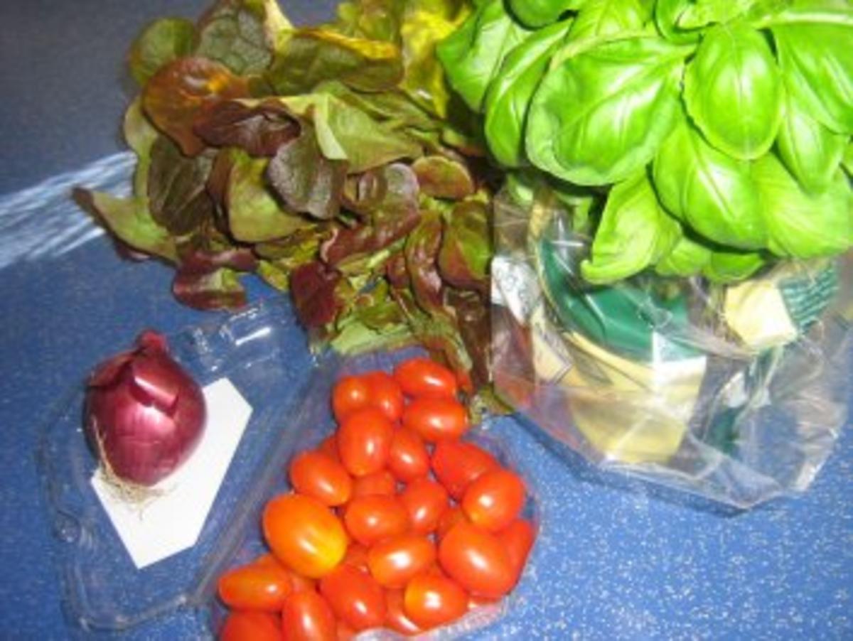 Eichblattsalat mit Tomätchen und Basilikum-Vinegrette - Rezept - Bild Nr. 2