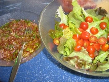 Rezept: Eichblattsalat mit Tomätchen und Basilikum-Vinegrette Bild Nr. 3 Eichblattsalat mit Tomätchen und Basilikum-Vinegrette - Rezept - Bild Nr. 3