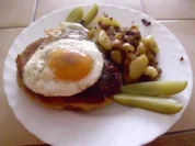 verstecktes Kotelett unterem Spiegelei mit Bratkartoffeln - Rezept