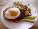 verstecktes Kotelett unterem Spiegelei mit Bratkartoffeln - Rezept