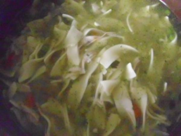 Nudeleintopf mit Hühnerschlegel und Möhren