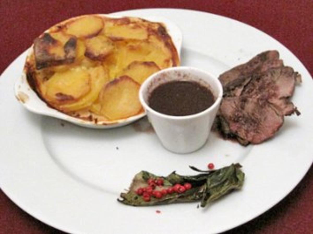 Gebratene Entenbrust an Brombeer-Rotwein-Soße und Gratin Dauphinois ...