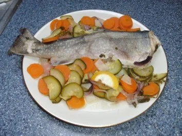 Bachsaibling auf Gemüsebett....in der Folie gegart - Rezept