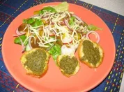 Bunter Salat an Balsamico-Essig mit Pesto-Baguette - Rezept