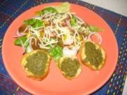 Bunter Salat an Balsamico-Essig mit Pesto-Baguette - Rezept
