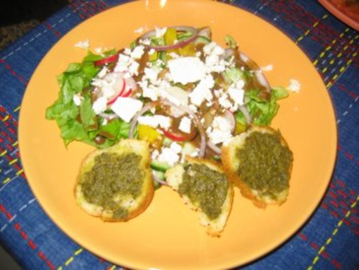 Bunter Salat an Balsamico-Essig mit Pesto-Baguette - Rezept - Bild Nr. 2