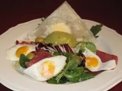 Avocadocreme auf Salat mit Wachtelei - Rezept