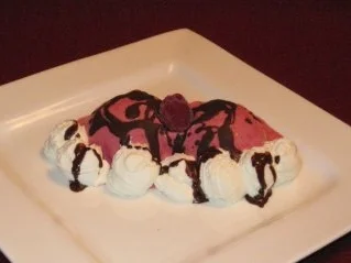 Selbst gemachtes Himbeereis mit Sahne und Schokokruste - Rezept