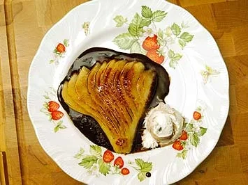 Karamellisierte Birnenfächer in Schokoladensoße - Rezept