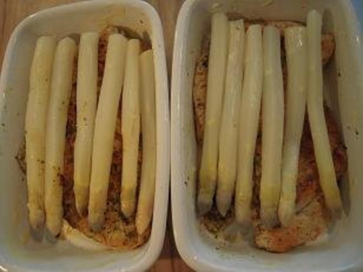 Spargel legt sich auf Putenschnitzel und wird mit Käsesoße überbacken ...