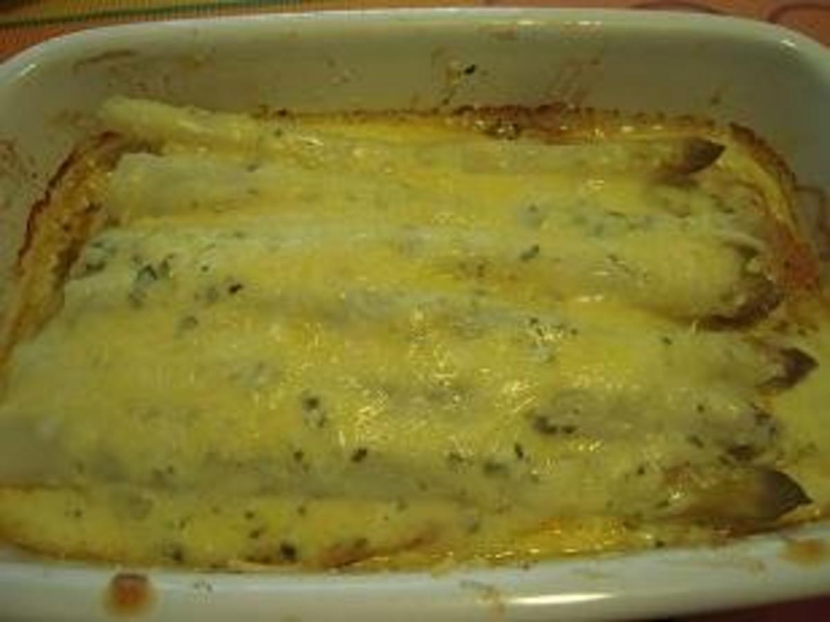 Spargel legt sich auf Putenschnitzel und wird mit  Käsesoße überbacken - Rezept