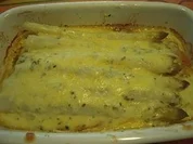 Spargel legt sich auf Putenschnitzel und wird mit  Käsesoße überbacken - Rezept