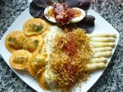 Rezept: Spargel an Dijon-Hollandaise mit gefรผllten Margerithes und krossem Bacon Spargel an Dijon-Hollandaise mit gefรผllten Margerithes und krossem Bacon - Rezept