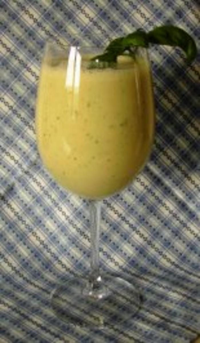 Bilder für Bananen-Orangen-Smoothie mit Basilikum - Rezept