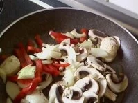 Tomaten-Ricotta-Tortellini  mit Champignons und was sonst noch so da war.... - Rezept - Bild Nr. 2