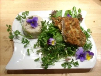 Rezept: Kräuterschnitzel auf Wildkräutersalat Bild Nr. 2 Kräuterschnitzel auf Wildkräutersalat - Rezept - Bild Nr. 2