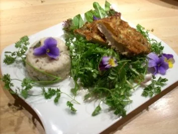 Rezept: Kräuterschnitzel auf Wildkräutersalat Kräuterschnitzel auf Wildkräutersalat - Rezept
