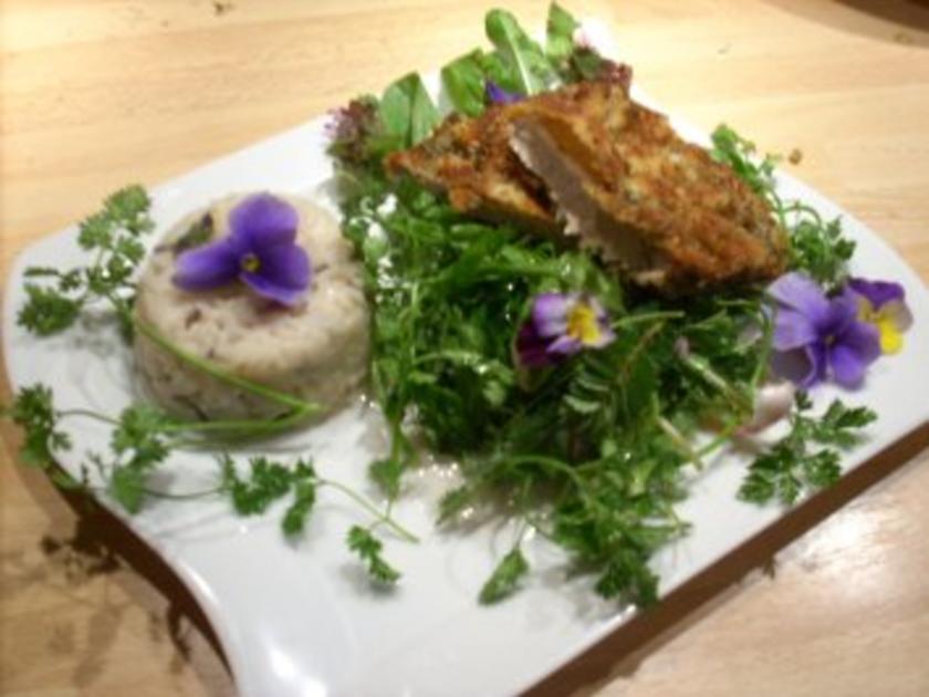 Kräuterschnitzel auf Wildkräutersalat - Rezept - kochbar.de
