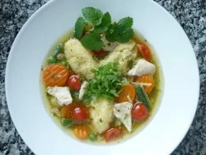 Frühlingsfrische Hühnersuppe mit Sauerampfer und Zitronenmelisse - Rezept