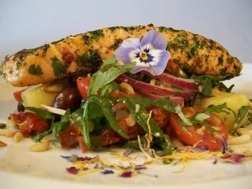 Lachs in Würzblüten auf buntem Raukesalat - Rezept