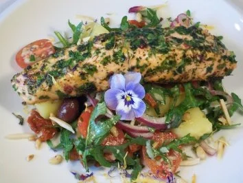 Lachs in Würzblüten auf buntem Raukesalat - Rezept - Bild Nr. 2