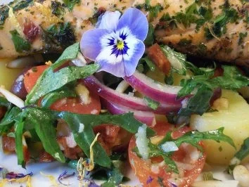 Lachs in Würzblüten auf buntem Raukesalat - Rezept - Bild Nr. 3