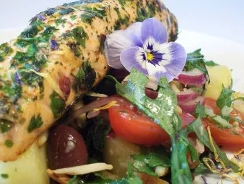 Lachs in Würzblüten auf buntem Raukesalat - Rezept - Bild Nr. 4