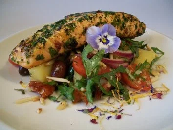 Lachs in Würzblüten auf buntem Raukesalat - Rezept - Bild Nr. 5