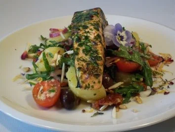 Lachs in Würzblüten auf buntem Raukesalat - Rezept - Bild Nr. 6