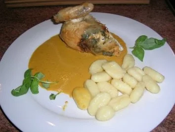 Baslikum-Huhn mit Basilikum-Paprika-Schaum und Buttergnocchi - Rezept - Bild Nr. 4